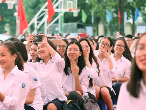 Teen THPT Chuyên ngữ rạng rỡ đón chào năm học mới